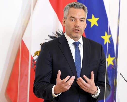 Wien 15.04.2020, Bundeskanzleramt, Wien, AUT, Akutelle Entwicklungen zur Coronaerkrankung in Oesterreich, Pressekonferenz, Aktuelles im Bereich Hochleistungs- und Freizeitsport, im Bild Innenminister Karl Nehammer (OeVP) Innenminister Karl Nehammer (OeVP) during a press conference on the subject news in the field of high performance and leisure sports of Austrian Goverment about the Coronavirus Pandemie at the Bundeskanzleramt in Wien, Austria on 2020 04 15.