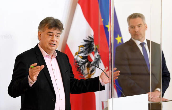 Wien 15.04.2020, Bundeskanzleramt, Wien, AUT, Akutelle Entwicklungen zur Coronaerkrankung in Oesterreich, Pressekonferenz, Aktuelles im Bereich Hochleistungs- und Freizeitsport, im Bild Vizekanzler Werner Kogler (G) und Innenminister Karl Nehammer (OeVP) Vizekanzler Werner Kogler (G) und Innenminister Karl Nehammer (OeVP) during a press conference on the subject news in the field of high performance and leisure sports of Austrian Goverment about the Coronavirus Pandemie at the Bundeskanzleramt in Wien, Austria on 2020 04 15.