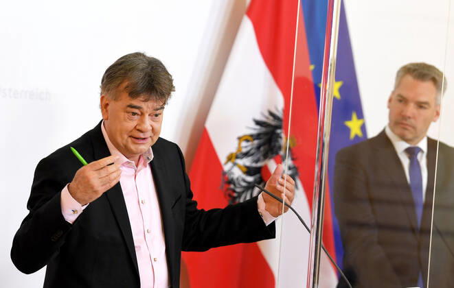 Wien 15.04.2020, Bundeskanzleramt, Wien, AUT, Akutelle Entwicklungen zur Coronaerkrankung in Oesterreich, Pressekonferenz, Aktuelles im Bereich Hochleistungs- und Freizeitsport, im Bild Vizekanzler Werner Kogler (G) und Innenminister Karl Nehammer (OeVP) Vizekanzler Werner Kogler (G) und Innenminister Karl Nehammer (OeVP) during a press conference on the subject news in the field of high performance and leisure sports of Austrian Goverment about the Coronavirus Pandemie at the Bundeskanzleramt in Wien, Austria on 2020 04 15.