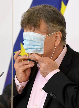 Wien 15.04.2020, Bundeskanzleramt, Wien, AUT, Akutelle Entwicklungen zur Coronaerkrankung in Oesterreich, Pressekonferenz, Aktuelles im Bereich Hochleistungs- und Freizeitsport, im Bild Vizekanzler Werner Kogler (G) Vizekanzler Werner Kogler (G) during a press conference on the subject news in the field of high performance and leisure sports of Austrian Goverment about the Coronavirus Pandemie at the Bundeskanzleramt in Wien, Austria on 2020 04 15.