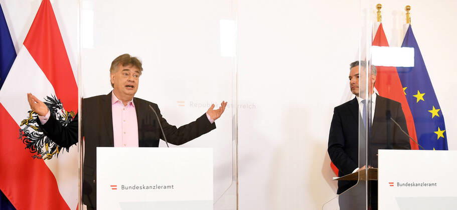 Wien 15.04.2020, Bundeskanzleramt, Wien, AUT, Akutelle Entwicklungen zur Coronaerkrankung in Oesterreich, Pressekonferenz, Aktuelles im Bereich Hochleistungs- und Freizeitsport, im Bild Vizekanzler Werner Kogler (G) und Innenminister Karl Nehammer (OeVP) Vizekanzler Werner Kogler (G) und Innenminister Karl Nehammer (OeVP) during a press conference on the subject news in the field of high performance and leisure sports of Austrian Goverment about the Coronavirus Pandemie at the Bundeskanzleramt in Wien, Austria on 2020 04 15.