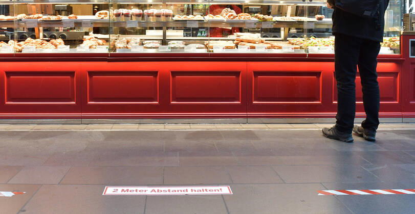15.04.2020, xblx, Tag der Entscheidung: kommt es zu Lockerungen? Frankfurt Hauptbahnhof, es wird auf den Mindestabstand vor der Theke hingewiesen, emwirt Frankfurt am Main