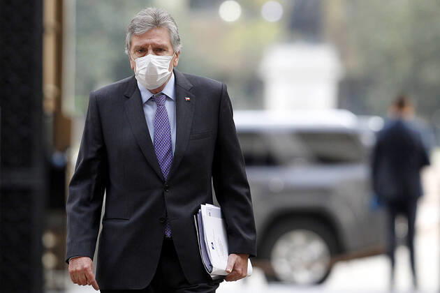 Santiago, April 15, 2020 Defense Minister Alberto Espina arrives at La Moneda Palace to participate in a new meeting of the coronavirus emergency committee Dragomir Yankovic Aton Chile, Santiago Chile Aton 411981  Copyright: DRAGOMIRxYANKOVIC ATONxCHILE
