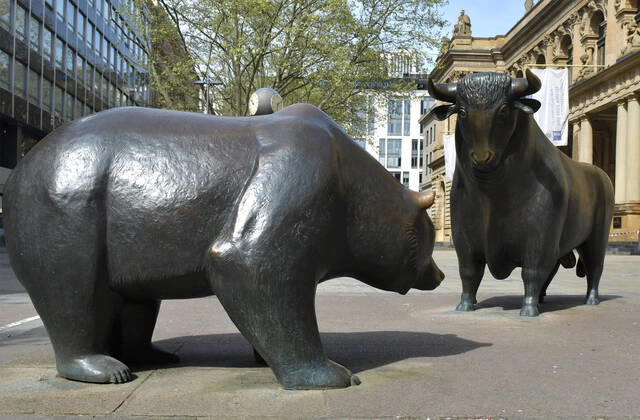 xblx, Bulle und Bär vor der Frankfurter Börse, Wertpapierhandel, emwirt Frankfurt am Main