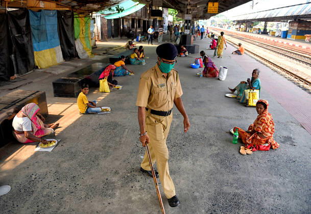 Bilder des Jahres 2020, News 04 April News Themen der Woche KW16 April 15, 2020, Baruipur, WEST BENGAL, India: A Police Officer seen instructing people to maintain social distance during the Lunch time at Baruipur Junction Railway Station ...India running through a Nationwide lockdown from 24th March which is further extended upto 3rd May due to Covid 19 Pandemic ..Homeless people having lunch distributed by Railway Police Officers at Baruipur Junction Railway Station during Lockdown..India™s nationwide lockdown initially expected to stop on 24th March is further extended up to 3rd May due to continued Covid 19 Pandemic threats. Baruipur India - ZUMAs197 20200415_zaa_s197_034 Copyright: xAvishekxDasx