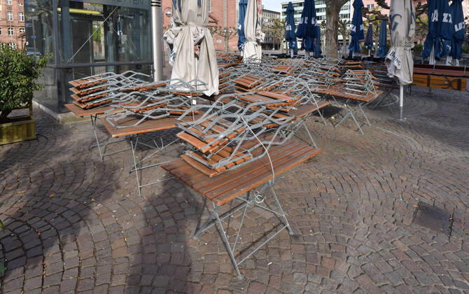 15.04.2020, xblx, Tag der Entscheidung: kommt es zu Lockerungen? , Paulsplatz, Cafes und Restaurants haben alle Tische und Stühle weggeräumt oder zusammengebunden, emwirt Frankfurt am Main