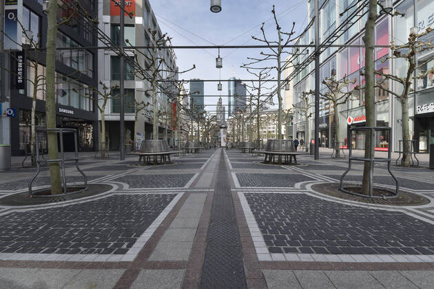 15.04.2020, xblx, Tag der Entscheidung: kommt es zu Lockerungen?, nur wenige Menschen auf der Zeil, emwirt Frankfurt am Main