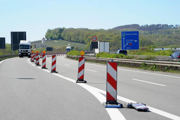 Die Grenzkontrolle zwischen Perl und Luxemburg auf der A8 am Mittwoch (15.04.2020). Wegen der Corona Krise dürfen Luxemburger nur mit schriftlicher Bestätigung, dass sie zum Arbeiten kommen, die Grenze passieren. Die kleineren Grenzübergänge sind geschlossen. Shoppingausflüge über die Grenze sind verboten. Achtung: Privatpersonen müssen unkenntlich gemacht werden.