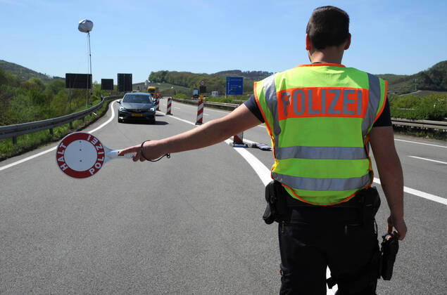 Die Grenzkontrolle zwischen Perl und Luxemburg auf der A8 am Mittwoch (15.04.2020). Wegen der Corona Krise dürfen Luxemburger nur mit schriftlicher Bestätigung, dass sie zum Arbeiten kommen, die Grenze passieren. Die kleineren Grenzübergänge sind geschlossen. Shoppingausflüge über die Grenze sind verboten. Achtung: Privatpersonen müssen unkenntlich gemacht werden.