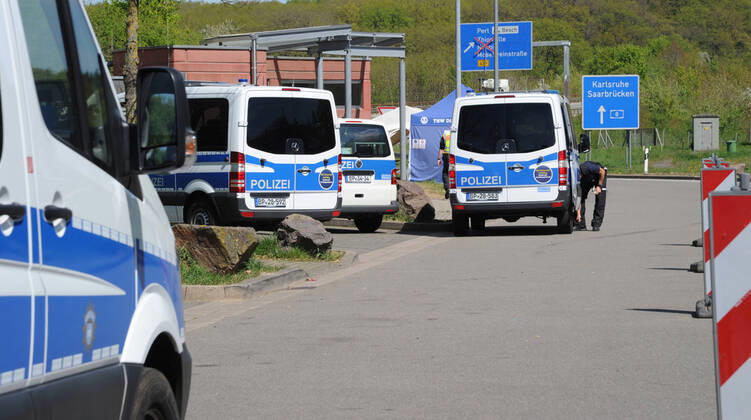 Die Grenzkontrolle zwischen Perl und Luxemburg auf der A8 am Mittwoch (15.04.2020). Wegen der Corona Krise dürfen Luxemburger nur mit schriftlicher Bestätigung, dass sie zum Arbeiten kommen, die Grenze passieren. Die kleineren Grenzübergänge sind geschlossen. Shoppingausflüge über die Grenze sind verboten. Achtung: Privatpersonen müssen unkenntlich gemacht werden.