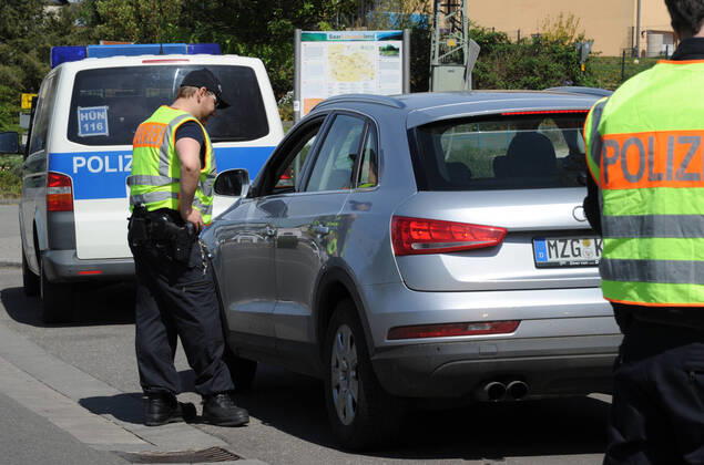 Die Grenzübergänge zwischen dem Saarland und Luxemburg, sowie Frankreich werden wegen der Corona Krise stark kontrolliert. Die kleineren Grenzübergänge sind geschlossen. Im Bild: Die Grenzkrontrolle auf der L419 am Mittwoch (15.04.2020) in Perl. Achtung: Privatpersonen müssen unkenntlich gemacht werden.