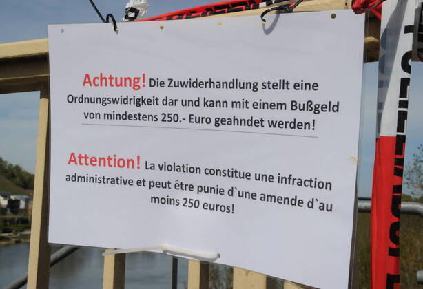 Die Grenzübergänge zwischen dem Saarland und Luxemburg werden wegen der Corona Krise stark kontrolliert. Die kleineren Grenzübergänge sind geschlossen. Im Bild: Die Wege die zur Mosel führen am Mittwoch (15.04.2020) auf der L107 zwischen Perl und Schengen wurden von der Polizei gesperrt.