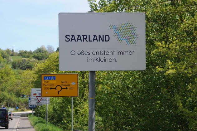 Die Grenzübergänge zwischen dem Saarland und Luxemburg werden wegen der Corona Krise stark kontrolliert. Die kleineren Grenzübergänge sind geschlossen. Im Bild: Die Brücke zwischen Perl und Schengen, fotografiert am Mittwoch (15.04.2020).
