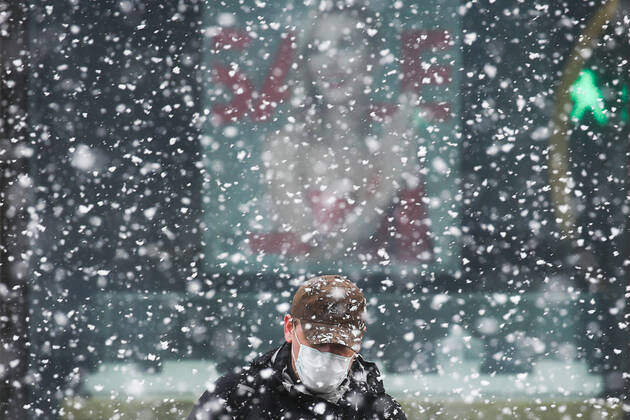 MOSCOW, RUSSIA - APRIL 15, 2020: A man seen in a street during a snowfall. Since 30 March 2020, Moscow has been on lockdown. Earlier, the Russian government announced a paid period off work for employed people and school holidays, which are expected to last till the end of April. As of 15 April 2020, Russia has reported more 24,500 confirmed cases of the novel coronavirus infection, with more than 14,800 confirmed cases in Moscow. Sergei Fadeichev TASS  TS0D5E4C