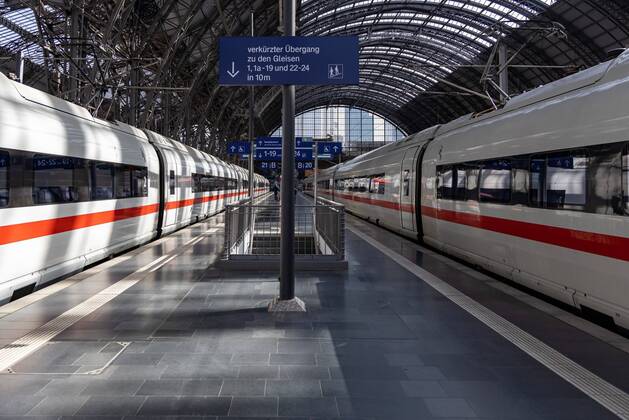 Frankfurt am Main, Hauptbahnhof, 15.04.2020, Frankfurt am Main Hauptbahnhof, zwei ICE Züge am Gleis 21 und 20 warten auf Reisende in der Corona-Krise am Bahnsteig. Frankfurt am Main Hauptbahnhof Hessen Deutschland
