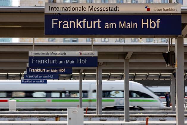 Frankfurt am Main, Hauptbahnhof, 15.04.2020, Frankfurt am Main Hauptbahnhof, Bahnsteige am Hauptbahnhof Frankfurt am Main ein ICE-Zug fährt auf dem Gleis Frankfurt am Main Hauptbahnhof Hessen Deutschland