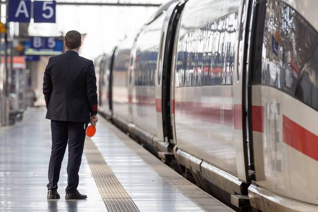 Frankfurt am Main, Hauptbahnhof, 15.04.2020, Frankfurt am Main Hauptbahnhof, ein Zugbegleiter mit roter Signalkelle in der Hand Frankfurt am Main Hauptbahnhof Hessen Deutschland