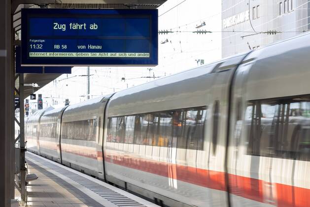 Frankfurt am Main, Hauptbahnhof, 15.04.2020, Frankfurt am Main Hauptbahnhof, am Bahnsteig fährt ein ICE Zug mit Hinweistafel Zug fährt ab Frankfurt am Main Hauptbahnhof Hessen Deutschland