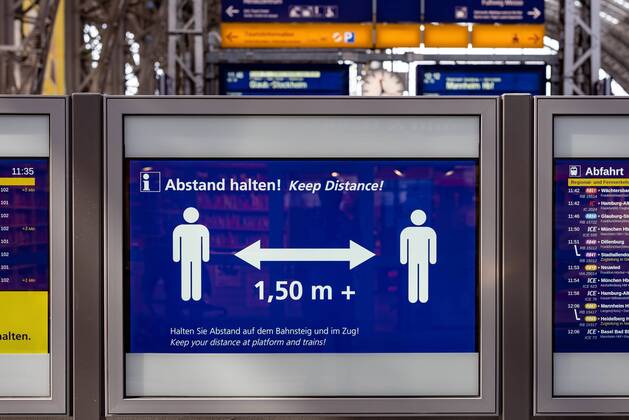 Frankfurt am Main, Hauptbahnhof, 15.04.2020, Frankfurt am Main Hauptbahnhof, Hinweistafel für Reisende Abstand halten! Halten Sie Abstand auf dem Bahnsteig und im Zug! Frankfurt am Main Hauptbahnhof Hessen Deutschland