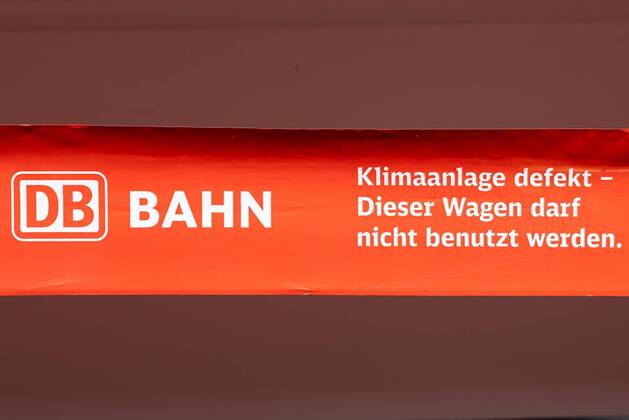 Frankfurt am Main, Hauptbahnhof, 15.04.2020, Frankfurt am Main Hauptbahnhof, rotes Band mit weißer Schrift DB Bahn Klimaanlage defekt - dieser Wagen darf nicht benutzt werden Frankfurt am Main Hauptbahnhof Hessen Deutschland