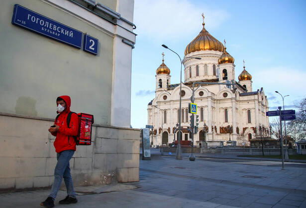 MOSCOW, RUSSIA - APRIL 15, 2020: A courier seen in Gogolevsky Boulevard near the Cathedral of Christ the Savior. Since 30 March 2020, Moscow has been on lockdown. Earlier, the Russian government announced a paid period off work for employed people and school holidays, which are expected to last till the end of April. As of 15 April 2020, Russia has reported more 24,500 confirmed cases of the novel coronavirus infection, with more than 14,800 confirmed cases in Moscow. Valery Sharifulin TASS  TS0D5E72