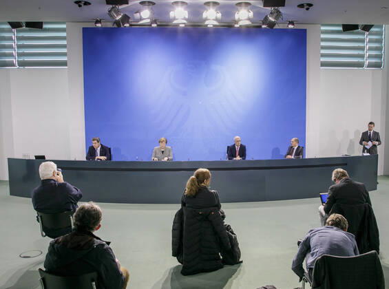 News Themen der Woche KW16 News Bilder des Tages Der Ministerpraesident von Bayern, Markus Soeder, CSU, Bundeskanzlerin Angela Merkel, CDU, der Erste Buergermeister von Hamburg, Peter Tschentscher, SPD, Bundesfinanzminister Olaf Scholz, SPD, gibt nach einer Videokonferenz des Bundesregierung mit den Ministerpraesidenten, geben im Zusammenhang mit dem Coronavirus, eine Presseunterrichtung. Berlin, 15.04.2020 Berlin Deutschland