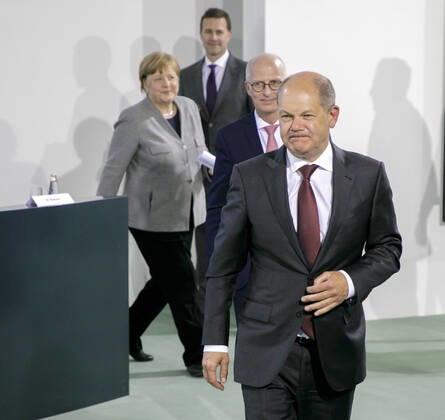 Bundeskanzlerin Angela Merkel, CDU, der Erste Buergermeister von Hamburg, Peter Tschentscher, SPD, Bundesfinanzminister Olaf Scholz, SPD, gaben nach einer Videokonferenz des Bundesregierung mit den Ministerpraesidenten, im Zusammenhang mit dem Coronavirus, eine Presseunterrichtung. Berlin, 15.04.2020 Berlin Deutschland