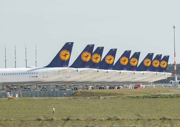 Bilder des Jahres 2020, News 04 April News Themen der Woche KW16 Lufthansa parkt Flugzeuge am BER Flughafen, Durch den Coronavirus ist weltweit die Nachfrage nach Flügen stark gesunken, immer mehr Flüge werden gestrichen. Lufthansa-Maschinen mit dem Kranich-Logo stehen am BER-Flughafen. Die Turbinen und Reifen sind abgedeckt worden um sie zu schützen. Schönefeld Brandenburg Deutschland