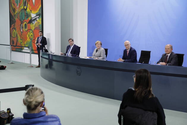 Markus Söder, Bayerischer Ministerpräsident, Bundeskanzlerin Angela Merkel, Peter Tschentscher, Erster Bürgermeister der Freien und Hansestadt Hamburg, Olaf Scholz, Vizekanzler und Finanzminister der Bundesrepublik Deutschland, Deutschland, Berlin, Bundeskanzleramt, Pressekonferenz von Bundeskanzlerin Merkel im Anschluss an das Gespräch mit den Regierungschefinnen und -chefs der Länder im Zusammenhang mit dem Coronavirus , 15.04.2020