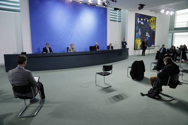Markus Söder, Bayerischer Ministerpräsident, Bundeskanzlerin Angela Merkel, Peter Tschentscher, Erster Bürgermeister der Freien und Hansestadt Hamburg, Olaf Scholz, Vizekanzler und Finanzminister der Bundesrepublik Deutschland, Deutschland, Berlin, Bundeskanzleramt, Pressekonferenz von Bundeskanzlerin Merkel im Anschluss an das Gespräch mit den Regierungschefinnen und -chefs der Länder im Zusammenhang mit dem Coronavirus , 15.04.2020