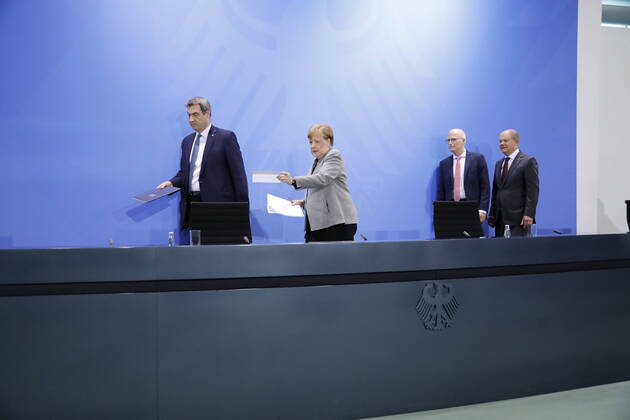 Markus Söder, Bayerischer Ministerpräsident, Bundeskanzlerin Angela Merkel, Peter Tschentscher, Erster Bürgermeister der Freien und Hansestadt Hamburg, Olaf Scholz, Vizekanzler und Finanzminister der Bundesrepublik Deutschland, Deutschland, Berlin, Bundeskanzleramt, Pressekonferenz von Bundeskanzlerin Merkel im Anschluss an das Gespräch mit den Regierungschefinnen und -chefs der Länder im Zusammenhang mit dem Coronavirus , 15.04.2020