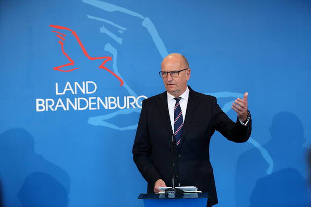 News Bilder des Tages Ministerpräsident Dietmar Woidke (SPD) während einer Pressekonferenz zur vorsichtigen Lockerung der Maßnahmen wegen des Coronavirus, Staatskanzlei, Potsdam, 15. April 2020. Brandenburg PK Coronavirus