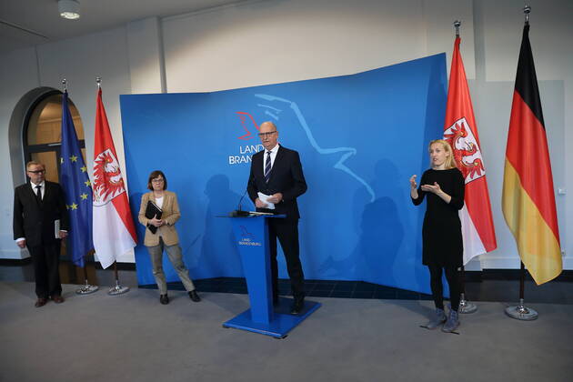 Innenminister Michael Stübgen (CDU), Gesundheitsministerin Ursula Nonnemacher (Bündnis 90 Die Grünen), Ministerpräsident Dietmar Woidke (SPD) und Gebärdensprachdolmetscherin Nadine Lehmann, v.l., während einer Pressekonferenz zur vorsichtigen Lockerung der Maßnahmen wegen des Coronavirus, Staatskanzlei, Potsdam, 15. April 2020. Brandenburg PK Coronavirus