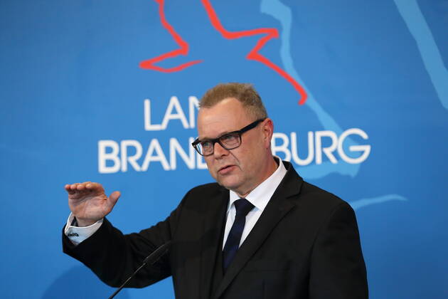 Innenminister Michael Stübgen (CDU) während einer Pressekonferenz zur vorsichtigen Lockerung der Maßnahmen wegen des Coronavirus, Staatskanzlei, Potsdam, 15. April 2020. Brandenburg PK Coronavirus