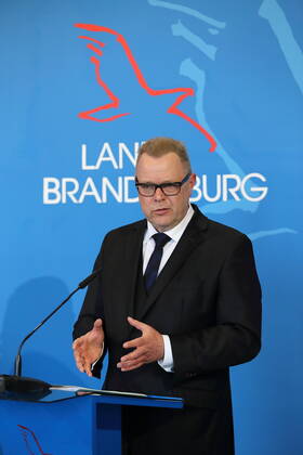 Innenminister Michael Stübgen (CDU) während einer Pressekonferenz zur vorsichtigen Lockerung der Maßnahmen wegen des Coronavirus, Staatskanzlei, Potsdam, 15. April 2020. Brandenburg PK Coronavirus