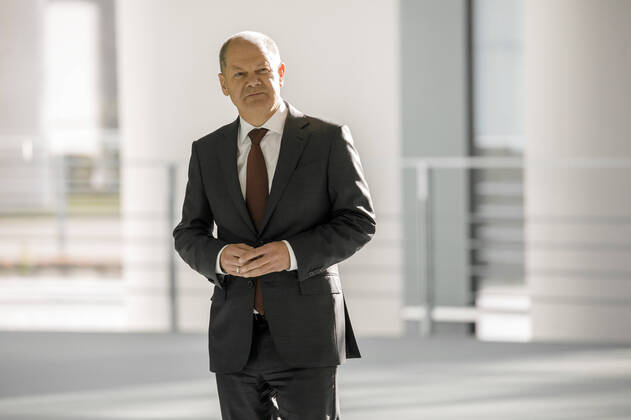 Bundesfinanzminister Olaf Scholz, SPD, wartet im Bundeskanzleramt auf den Beginn einer Pressekonferenz, die er zusammen mit Bundeskanzlerin Merkel haelt. Berlin, 15.04.2020 Berlin Deutschland