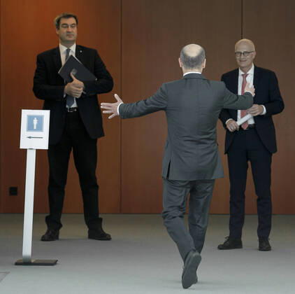 Bundesfinanzminister Olaf Scholz, SPD, begruesst vor Beginn einer gemeinsamen Pressekonferenz den Ministerpraesidenten von Bayern, Markus Soeder, CSU, und den Ersten Buergermeister von Hamburg, Peter Tschentscher. (R) Berlin, 15.04.2020 Berlin Deutschland