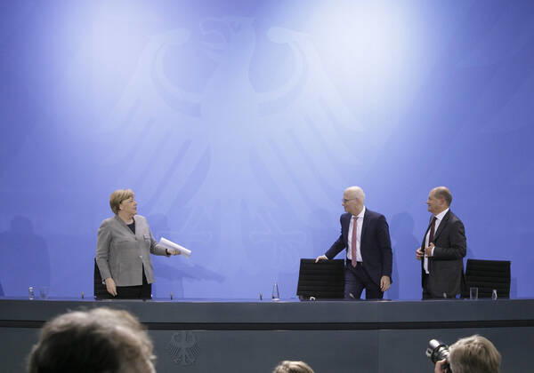 Bundeskanzlerin Angela Merkel, CDU; Bundesfinanzminister Olaf Scholz, SPD, und der Ersten Buergermeister von Hamburg, Peter Tschentscher, nach einer gemeinsamen Pressekonferenz. Berlin, 15.04.2020 Berlin Deutschland