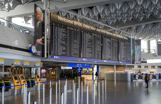 Impressionen Frankfurt Flughafen 15.04.2020, Frankfurt : Leere Gänge und Schalter am Frankfurter Flughafen Rhein Main mit Anzeigetafel. Aufgrund der Corona Pandemie Covid-19 Virus ist der Reiseverkehr weltweit stark eingeschränkt. Frankfurt Hessen Germany Hauprbahnhof