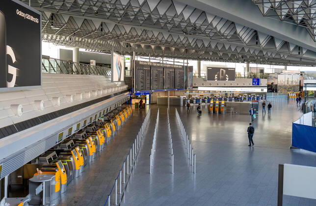 Impressionen Frankfurt Flughafen 15.04.2020, Frankfurt : Leere Gänge und Schalter am Frankfurter Flughafen Rhein Main mit Anzeigetafel. Aufgrund der Corona Pandemie Covid-19 Virus ist der Reiseverkehr weltweit stark eingeschränkt. Frankfurt Hessen Germany Hauprbahnhof