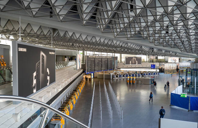 Impressionen Frankfurt Flughafen 15.04.2020, Frankfurt : Leere Gänge und Schalter am Frankfurter Flughafen Rhein Main mit Anzeigetafel. Aufgrund der Corona Pandemie Covid-19 Virus ist der Reiseverkehr weltweit stark eingeschränkt. Frankfurt Hessen Germany Hauprbahnhof