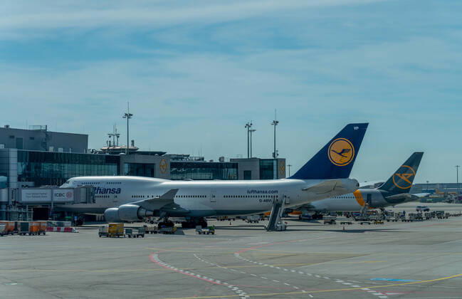 Impressionen Frankfurt Flughafen 15.04.2020, Frankfurt : Eine Maschine, Flugzeug der Lufthansa und Condor stehen auf dem Rollfeld. Aufgrund der Corona Pandemie Covid-19 Virus ist der Reiseverkehr weltweit stark eingeschränkt. Frankfurt Hessen Germany Hauprbahnhof