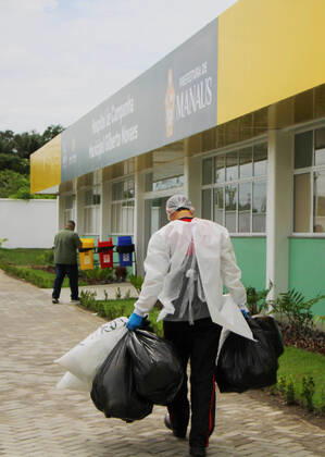 MANAUS, AM - 15.04.2020: HOSPITAL DE CAMPANHA GILBERTO NOVAES - Employee collects toxic waste. Municipal Campaign Hospital Gilberto Novaes, set up to receive patients with Covid-19. The hospital was created in a partnership between the City of Manaus and Samel and is located in an old school in the north of the city. x1904662x  SandroxPereira