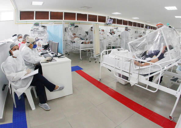 MANAUS, AM - 15.04.2020: HOSPITAL DE CAMPANHA GILBERTO NOVAES - ICU of the Hospital de Campanha Municipal Gilberto Novaes, set up to receive patients with Covid-19. The hospital was created in a partnership between the City of Manaus and Samel and is located in an old school in the north of the city. x1904666x  SandroxPereira