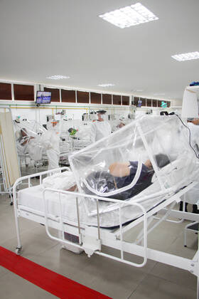 MANAUS, AM - 15.04.2020: HOSPITAL DE CAMPANHA GILBERTO NOVAES - ICU of the Hospital de Campanha Municipal Gilberto Novaes, set up to receive patients with Covid-19. The hospital was created in a partnership between the City of Manaus and Samel and is located in an old school in the north of the city. x1904670x  SandroxPereira