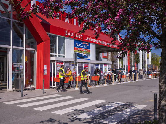 Hamburg zur Zeit der Corona Pandemie. Schlangestehen am Baumarkt. 15.04.20, Hamburg, Hamburg City Â