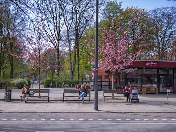 Hamburg zur Zeit der Corona Pandemie. Die Hamburger Bürger halten sich auffällig an die Abstandsregeln. 15.04.20, Hamburg, Hamburg City Â