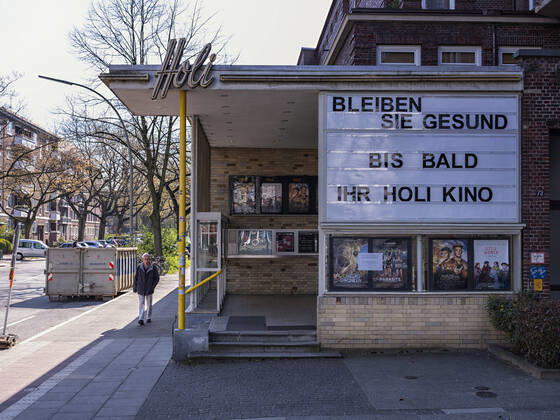 Hamburg zur Zeit der Corona Pandemie. Das Hamburger Holi Kino bleibt geschlossen und wünscht seinen Kunden gute Gesundheit. 15.04.20, Hamburg, Hamburg City Â