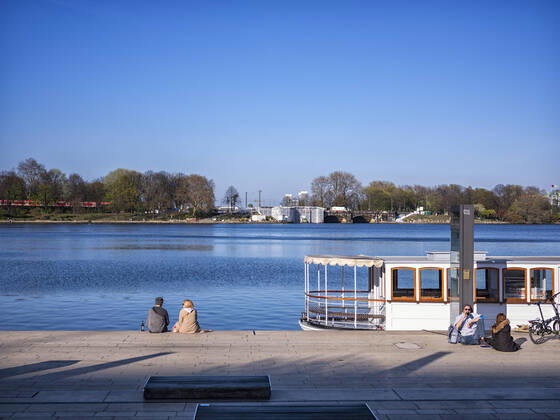 Hamburg zur Zeit der Corona Pandemie. Einsam Zweisam am Hamburger Jungfernstieg. 15.04.20, Hamburg, Hamburg City Â