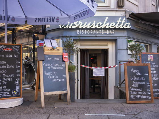 Hamburg zur Zeit der Corona Pandemie. Das Ristorante La Bruschetta bietet Essen außer Haus an. 15.04.20, Hamburg, Hamburg City Â
